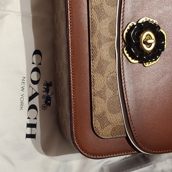 NWT Coach Madison shoulder  bag in regular size tan rust and signature canevas - Picture 5 of 16